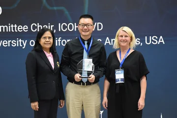 Dr. Jian Li receiving his ICOH award.