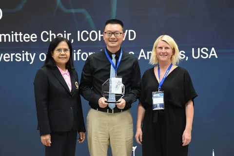 Dr. Jian Li receiving his ICOH award.