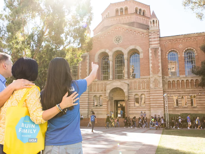 Students and parents looking at Murphy Hall