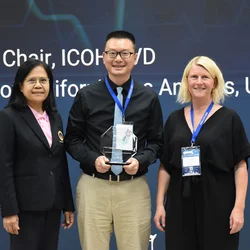 Dr. Jian Li receiving his ICOH award.