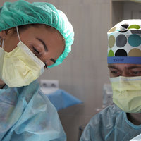 2 nurses in a medical setting